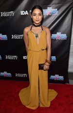 Vanessa Hudgens Seksi Pamer Punggung
