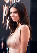 So Sexy! Emily Ratajkowski Bikin Pria Tak Berkedip