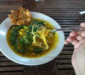 Makan Bubur Pakai Mie, Cuma di Manado!
