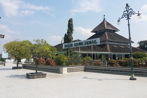 Ibadah Sambil Mengenang Wali Songo di Masjid Agung Demak