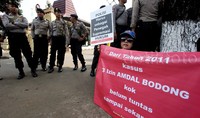 Sejumlah massa membentangkan spanduk dan papan berisi tuntutan mereka yakni : Polisi dilarang intervensi kasus Irhami Ridjani, Tangkap dan penjarakan Irhami Ridjani, Polisi dilarang tebang pilih dalam penegakan hukum.     