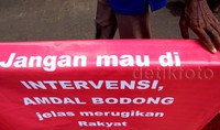 Penegak hukum Polri justru terseret pada pusaran politik tarik-menarik dalam proses pilkada serentak.     