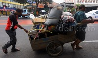 Ada juga yang mengangkut dengan gerobak.     
