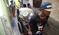 Mereka memindahkan harta benda mereka dari rumahnya ke rusunawa yang berjarak sekitar 1 km.     