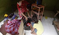 Sejumlah warga tampak sedang mengemas barang-barang mereka untuk dibawa pindah ke rusunawa Jatinegara.     