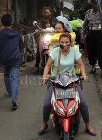 Beberapa warga tampak mengangkut barang mereka menggunakan motor.