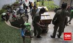 Satpol PP Bantu Warga Pindah ke Rusunawa