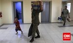 Satpol PP Bantu Warga Pindah ke Rusunawa