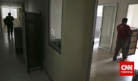 Para warga kampung pulo tampak mulai menata barang barang mereka di Rusunawa Jatinegara. Pool/Adhi Wicaksono/CNNIndonesia.
