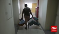 Proses penggusuran Kampung Pulo pagi ini terlihat kondusif dan tidak terjadi gesekan antara petugas dan warga. Pool/Adhi Wicaksono/CNNIndonesia.