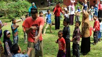 Para WNA mengajak anak-anak di sekolah alam untuk belajar sambil bermain.