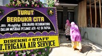 Karangan bunga duka cita dikirim oleh direksi dan staff Trigana Air. Pool/Lamhot Aritonang/detikFoto.