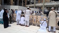 Jumat (22/8/2015), pukul 10-11 pagi, angka penunjuk suhu di dinding salah satu pintu masjidil haram tertulis 45 derajat celcius. Pancaran sinar matahari yang terik dipantulkan dengan baik oleh lantai putih komplek masjidil haram sehingga membuat orang-orang memicingkan matanya.