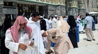 Tak cuma untuk minum, beberapa orang juga terlihat menggunakan air zam-zam untuk membahasi wajah dan kepalanya.