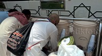Tak usah khawatir bingung mencari air zam-zam. Pengurus masjidil haram menyediakan air zam-zam hampir di semua pojok komplek,  baik berupa pancuran maupun dispenser yang biasanya berada di dalam bangunan.