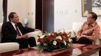 Menko Maritim dan Sumber Daya Alam Rizal Ramli (kiri) berbincang bersama Duta besar Jepang untuk Indonesia Yasuaki Tanizaki saat berkunjung di kediaman Dura besar, Jakarta, Jumat (21/8).