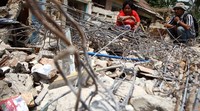Dua orang warga mengumpulkan besi-besi di lokasi penggusuran Kampung Pulo.