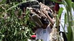 Mengais Rezeki di Sisa Bongkaran Kampung Pulo