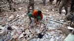Mengais Rezeki di Sisa Bongkaran Kampung Pulo