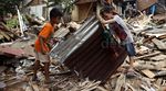 Mengais Rezeki di Sisa Bongkaran Kampung Pulo