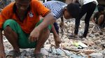 Mengais Rezeki di Sisa Bongkaran Kampung Pulo
