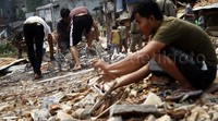 Besi-besi itu akan mereka jual dengan harga Rp 2.600/kg. Sedangkan seng dijual Rp 800/kg.