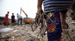 Mengais Rezeki di Sisa Bongkaran Kampung Pulo