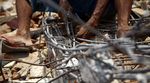 Mengais Rezeki di Sisa Bongkaran Kampung Pulo