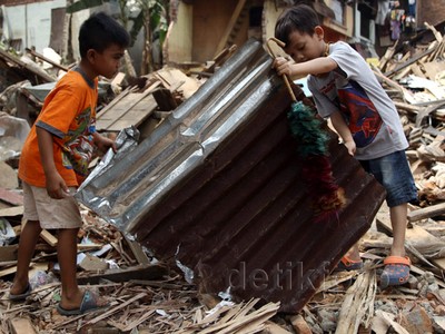 Mengais Rezeki di Sisa Bongkaran Kampung Pulo