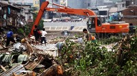 Hari ini Satpol PP DKI kembali melakukan penertiban bangunan liar di Kampung Pulo.