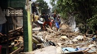 Hanya tersisa puing-puing bangunan dan sejumlah sampah di lokasi yang diratakan.