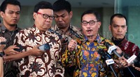 Mendagri Tjahjo Kumolo (kiri) dan Menteri Agraria dan Tata Ruang Ferry Mursyidan Baldan (kanan) keluar gedung KPK usai pertemuan. Pool/Lamhot Aritonang/detikFoto.