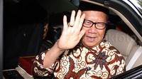 Mendagri Tjahjo Kumolo melambaikan tangan sesaat sebelum meninggalkan gedung KPK. Pool/Lamhot Aritonang/detikFoto.
