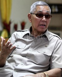     Amat santai dan mengalir pada pembicaraan sore itu, sampai-sampai tak menyangka bahwa dia pernah menjadi orang nomor dua RI di masa orde baru.
