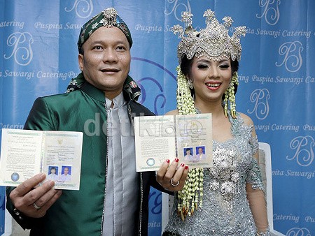 Dianggap Tak Romantis, Iwa K Senang Punya Istri Tomboy