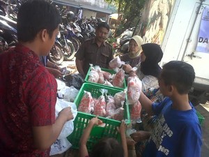 Polisi Kawal Operasi Pasar Daging Ayam Bulog di Bandung