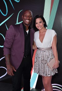 Demi juga ikut berfoto bersama bintang 'Fast & Furious' Tyrese Gibson. Charley Gallay/Getty Images/detikFoto.