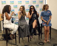 Tak hanya berfoto, Perrie Edwards Cs juga sempat bawakan beberapa lagu andalannya. Robin Marchant/Getty Images/detikFoto.