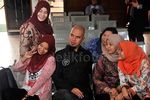 Sambangi PN Jaksel, Ahmad Dhani Diserbu untuk Selfie
