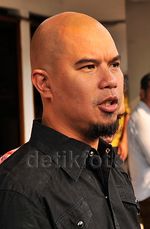 Sambangi PN Jaksel, Ahmad Dhani Diserbu untuk Selfie