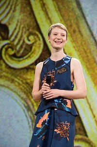Mia Wasikowska hadir di panggung D23 Expo 2015. Dia kembali memerankan tokoh Alice di film 'Alice Through the Looking Glass'. (dok. Disney)
