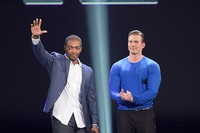 Chris Evans (kanan) yang memerankan tokoh Captain America, datang ditemani superhero lain, Falcon (Anthony Mackie). (dok. Disney)