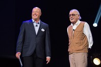 Stan Lee yang merupakan pembuat komik legendaris Marvel, hadir sebagai kejutan layaknya penampilan cameo dia di film-film superhero Marvel. (dok. Disney)
