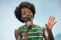 Lupita Nyong'o hadir dengan rambut barunya yang kribo. (dok. Disney)