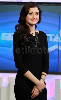Senyuman di wajahnya selalu sukses membuat para pria terpesona.