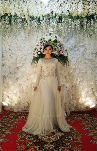 Memakai adat Palembang dan nasional, Tya tampak cantik dibalut gaun baju kurung dari Melayu. (dok. Pribadi)