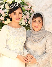 Tya bersama ibunda Asyraf. (dok. Pribadi)