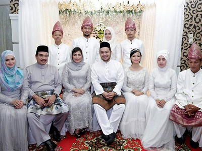 Ini Foto-foto Tya Arifin Dilamar Bangsawan Malaysia