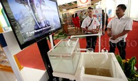 Pengunjung melihat produk dari PT EMI Persero (Energy Management Indonesia). Pameran kali ini, PT EMI memberi edukasi kepada masyarakat apa saja yang harus dilakukan untuk hemat energi dan air.