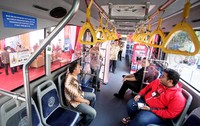 Pengunjung menjajal bus PPD.